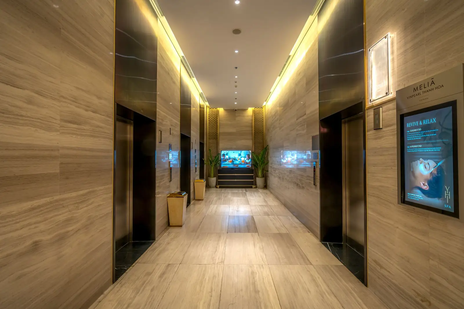 Monanegrandhotel interior corridor